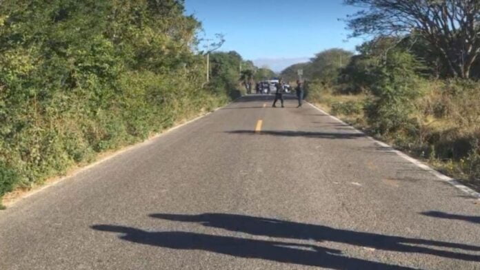 oaxaca_encuentran_a_dos_hermanos_muertos_en_carreterax_vendxan_dulces.jpg_750902796