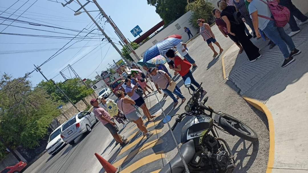 VECINOS DEL ORIENTE PROTESTAN EN LA CFE POR APAGONES