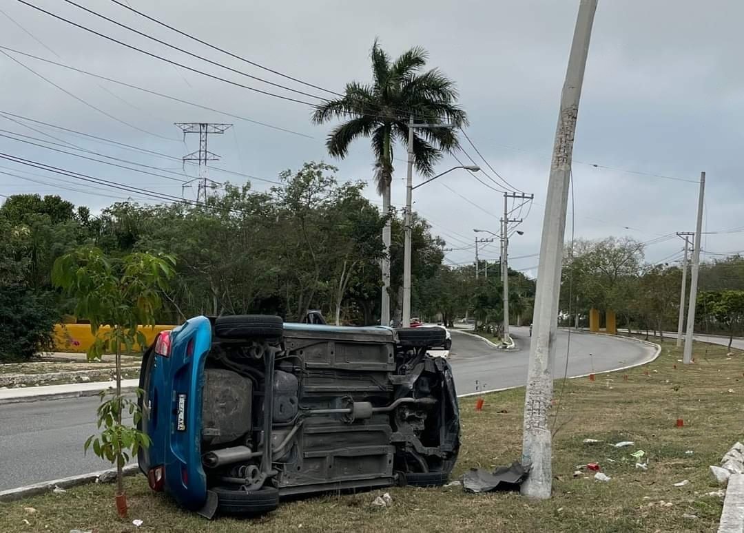 Auto vuelca y choca contra un poste en Ciudad Caucel