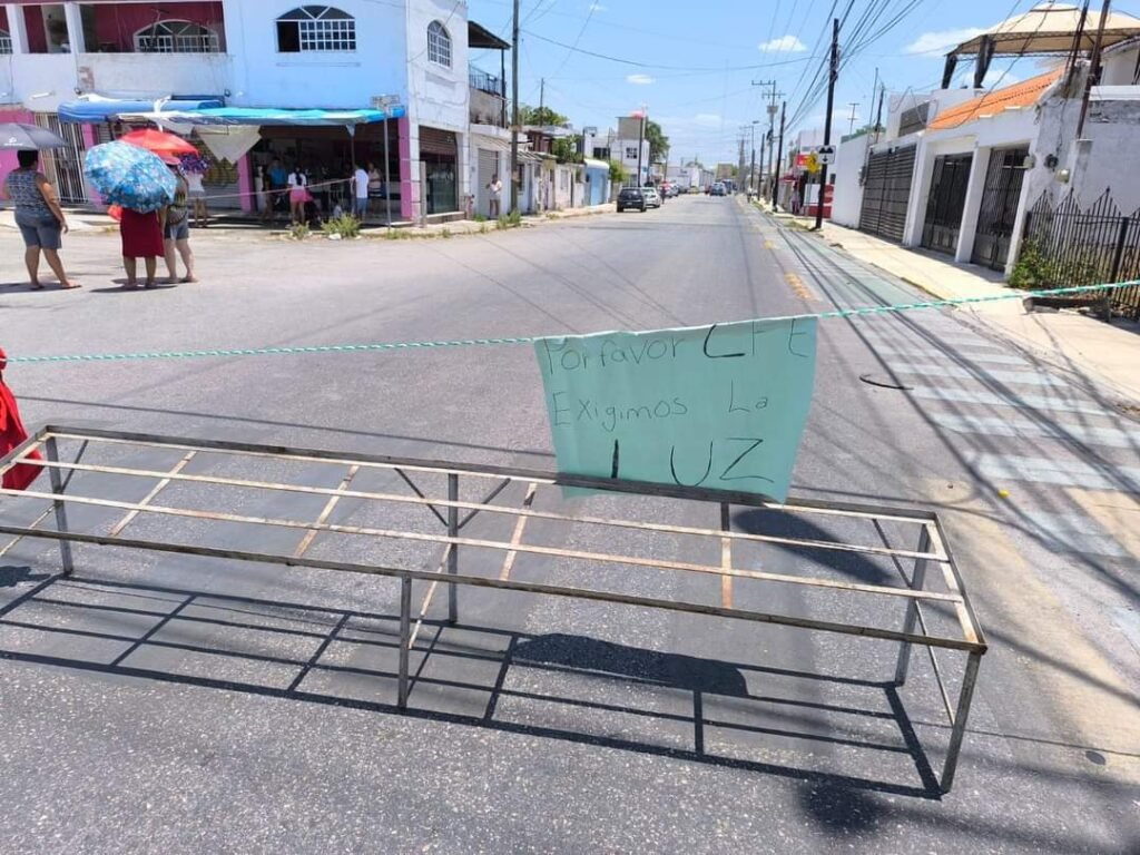 Vecinos de Miguel Hidalgo bloquean calles en protesta por falta de luz