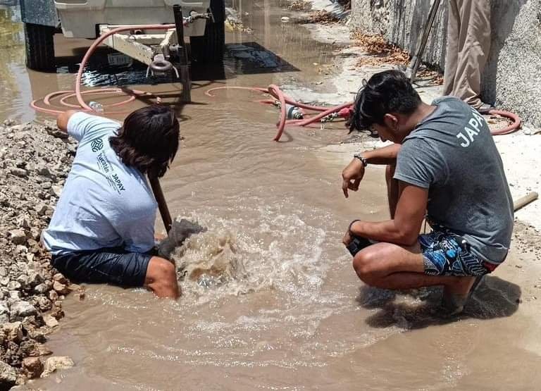 Reparan fuga de agua en el centro de Mérida, cerca del barrio de santiago