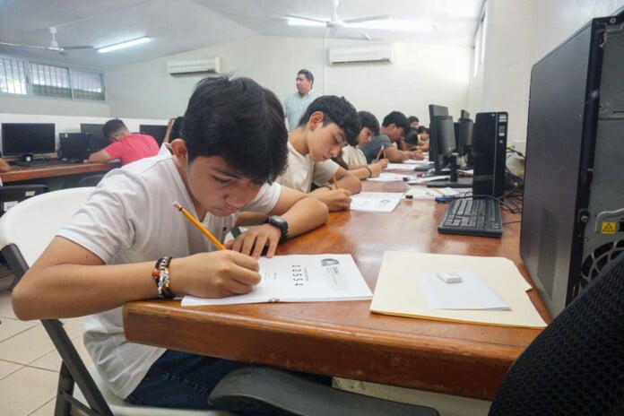 jovenes presenta examen