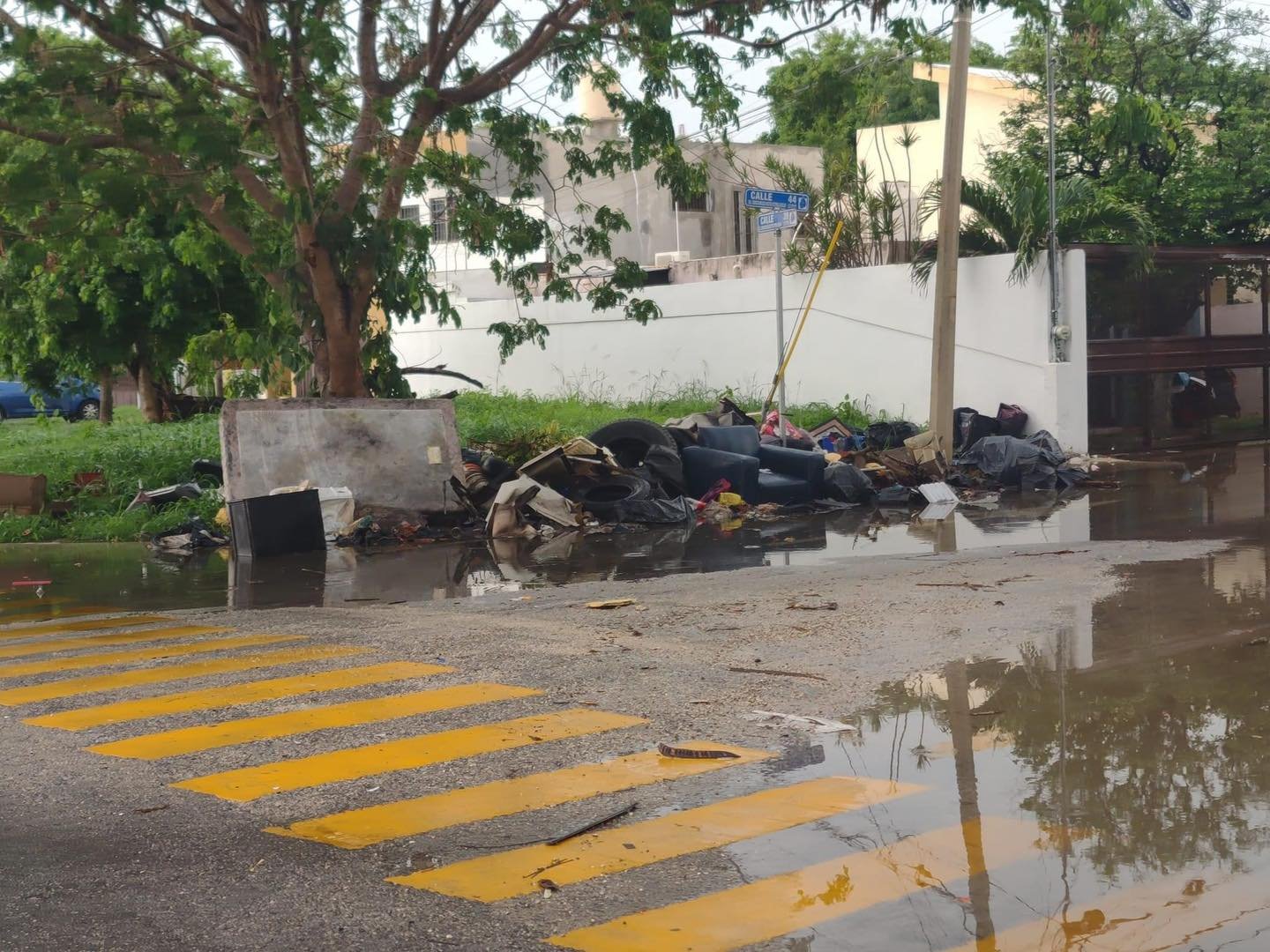 Vecinos Molestos por el Exceso de Basura Cierran la Calle 69 en Mérida